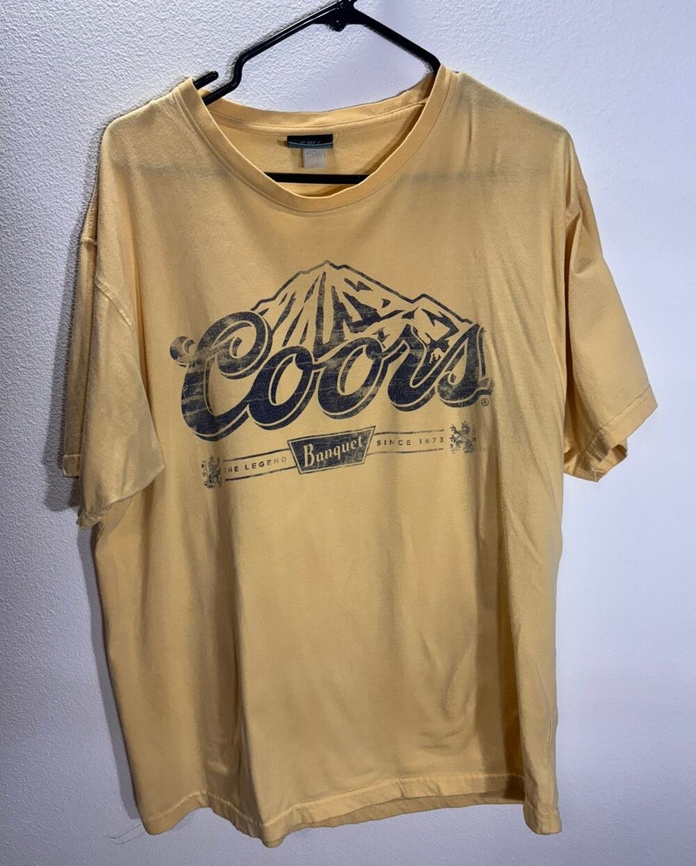 Coors Banquet Graphic Tee Shirt Yellow Mountain Logo Short Sleeve Adult L/XL